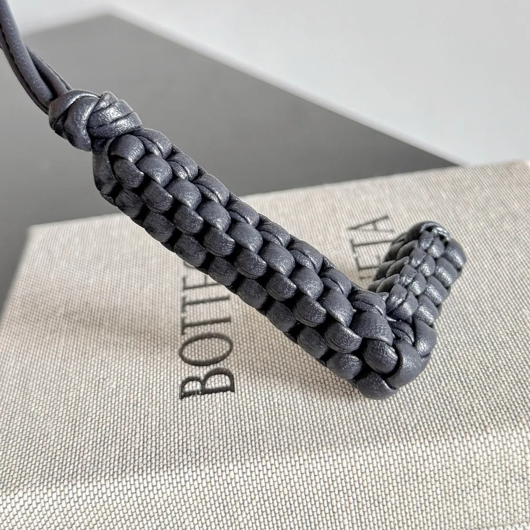 Batch 420 Let’s see what new cute little thing BV has released~ It’s this letter pendant, which is different from the puppy pendant. The weaving of this letter is more three-dimensional, and the material is very solid, and it is not easy to deform even if it is folded. Style number: L